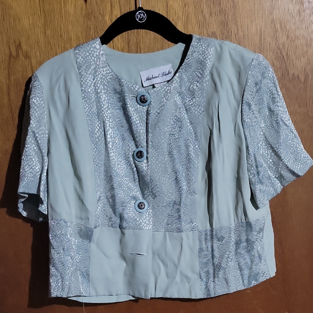 Short Sleeve Blouse with Button Detail (Chic)